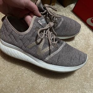 women’s size 9 new balance tennis shoes